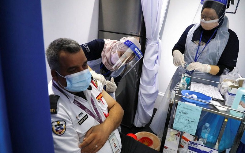 Tiêm vaccine ngừa Covid-19 tại Kuala Lumpur, Malaysia, ngày 8/6/2021. (Ảnh: Reuters) Australia nới lỏng thêm các biện pháp phòng dịch Covid-19 -0