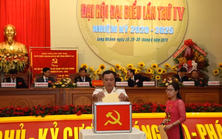 Các đại biểu bỏ phiếu bầu Ban Chấp hành Đảng bộ nhiệm kỳ IV.