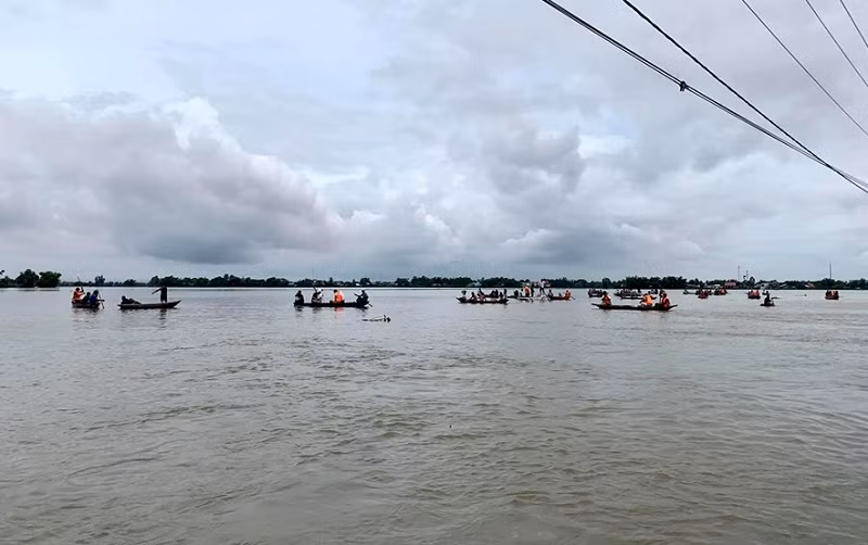 Lực lượng chức năng tìm kiếm hai nạn nhân bị lũ cuốn tử vong.