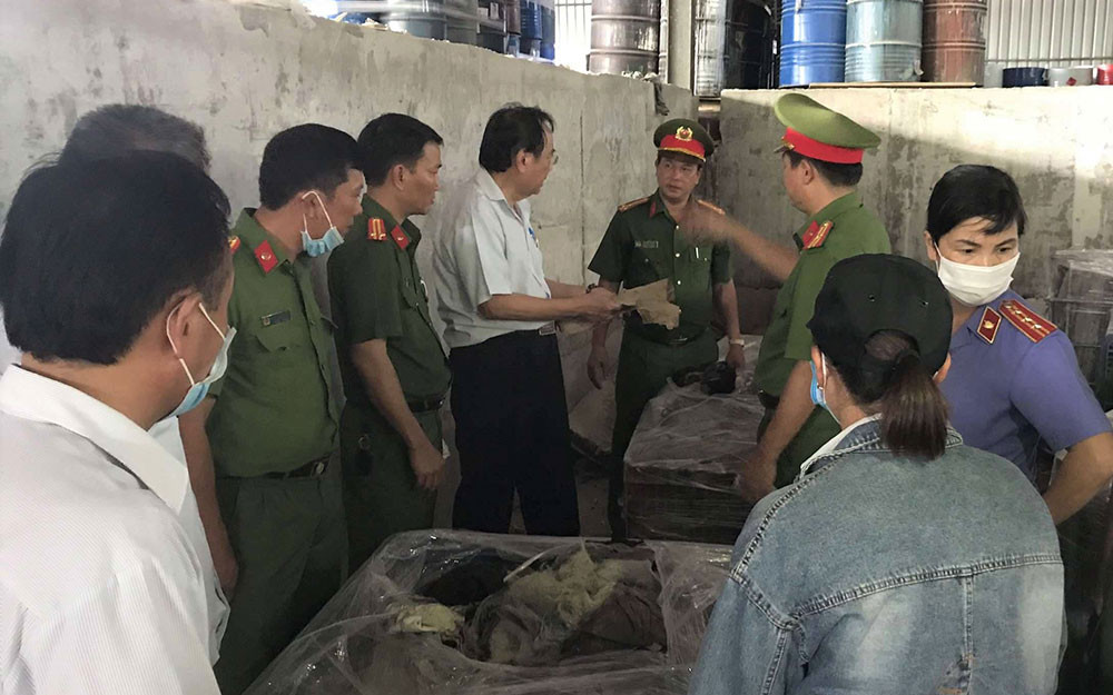 Lực lượng chức năng kiểm tra, thu giữ số chất thải.
