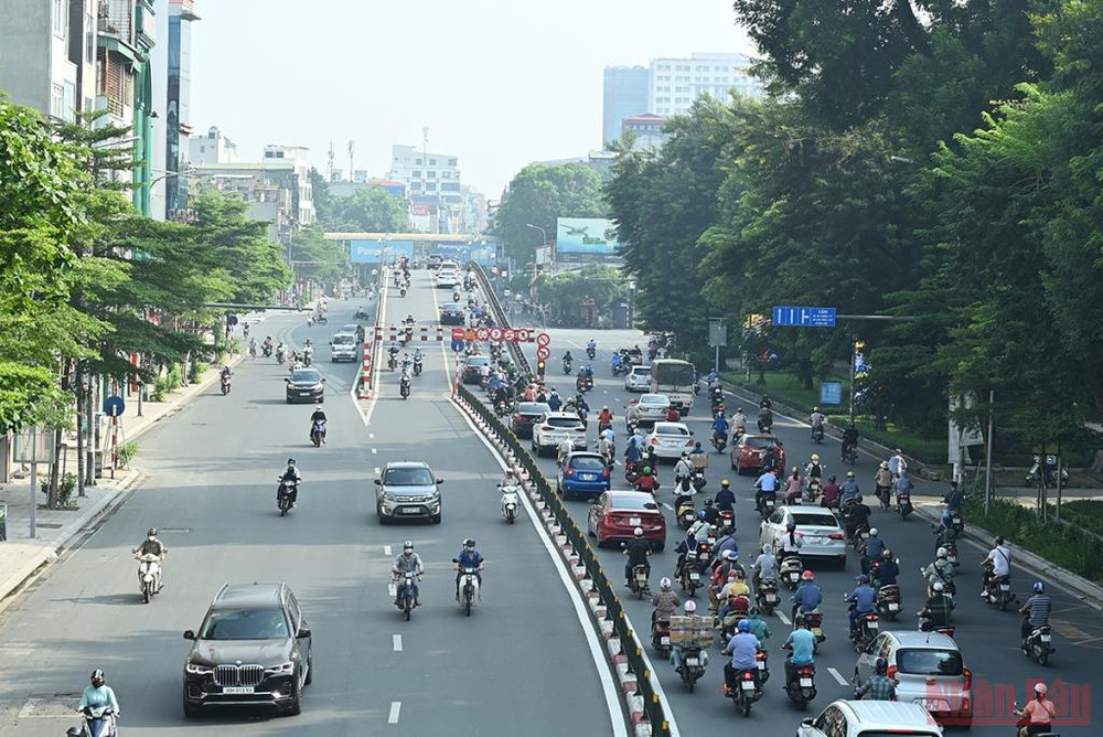 Hà Nội nhộn nhịp trở lại trong ngày đầu nới lỏng giãn cách ảnh 2 Hà Nội nhộn nhịp trở lại trong ngày đầu nới lỏng giãn cách -0