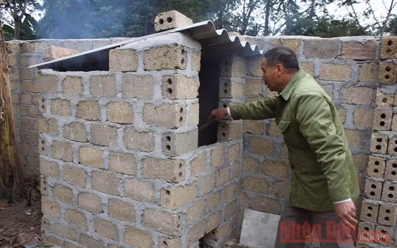 Để hạn chế khói phát tán ra môi trường khi đốt, người dân đã phơi rác và tập trung đốt.