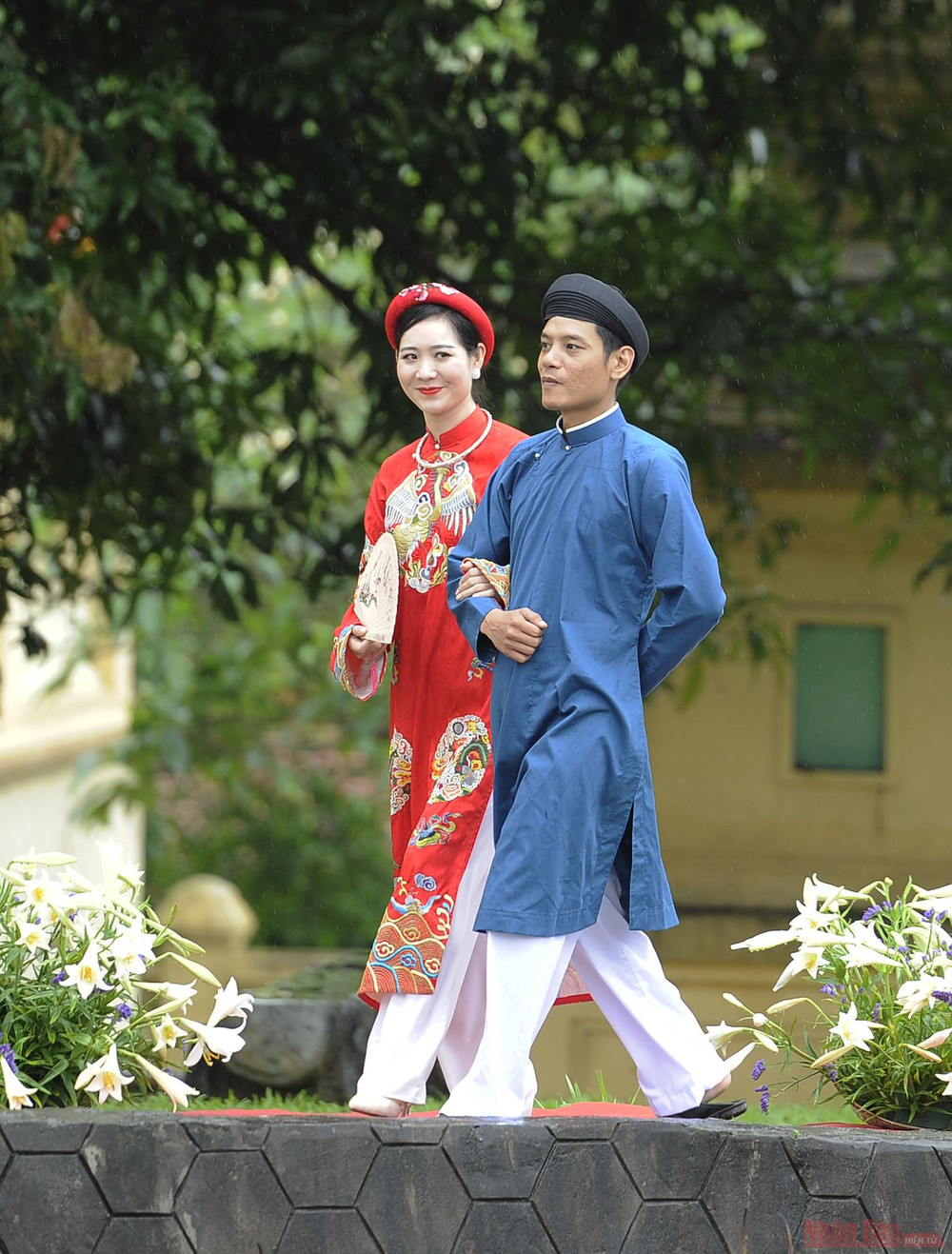 Nét đẹp của trang phục hòa quyện trong khung cảnh thiên nhiên. Dầm mưa xem trình diễn áo dài truyền thống xứ Huế -1