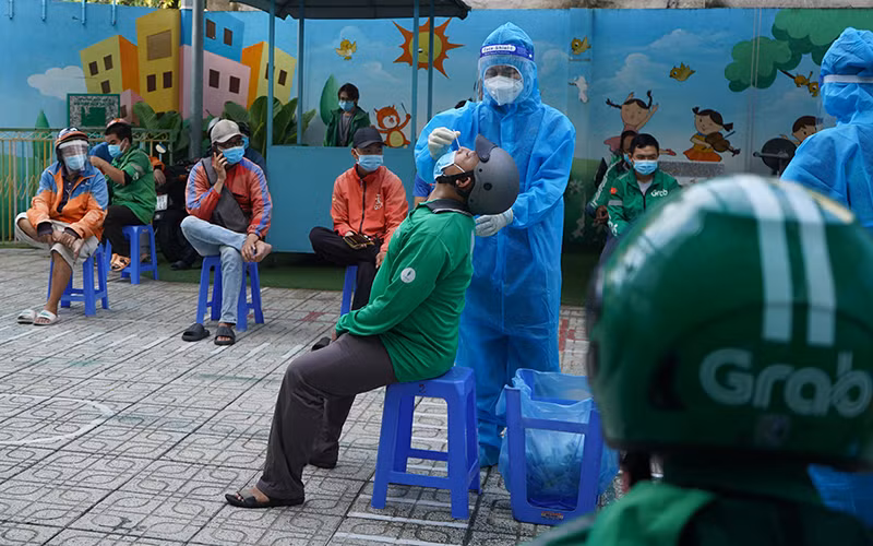 Test nhanh cho các shipper tại Trạm y tế lưu động.