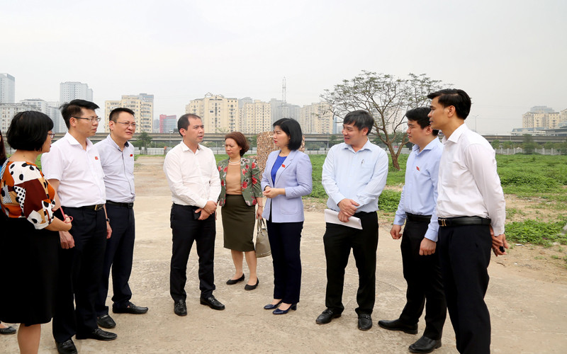 Lãnh đạo HĐND TP Hà Nội kiểm tra hiện trường tại một dự án để hoang hóa nhiều năm nay.