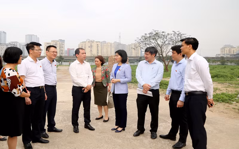 Lãnh đạo HĐND TP Hà Nội kiểm tra hiện trường tại một dự án để hoang hóa nhiều năm nay.
