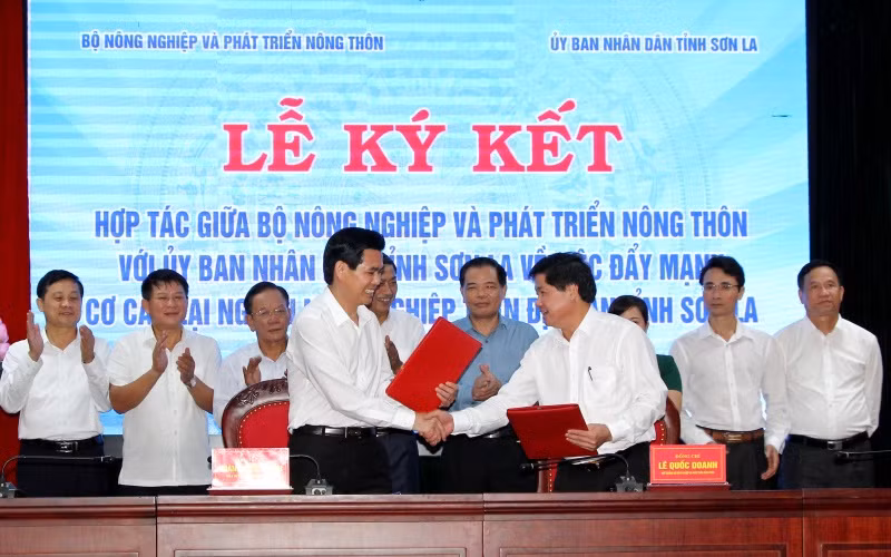 Ký kết hợp tác giữa Bộ Nông nghiệp và Phát triển nông thôn với tỉnh Sơn La về đẩy mạnh cơ cấu lại ngành nông nghiệp trên địa bàn.