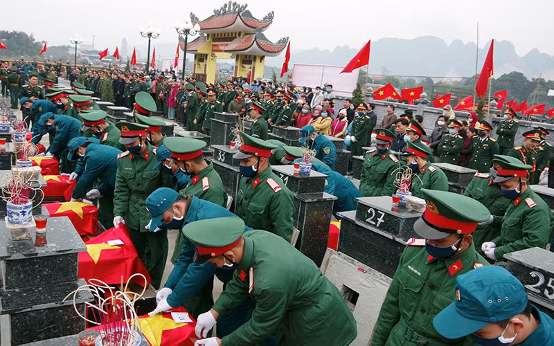 Lễ truy điệu và an táng được tổ chức trang trọng theo đúng nghi thức Quân đội nhân dân Việt Nam.