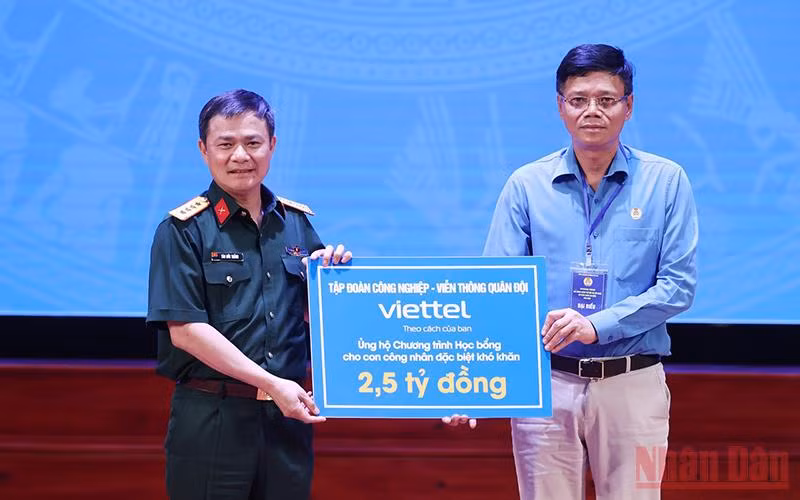 Đại tá Tào Đức Thắng, Chủ tịch kiêm Tổng Giám đốc Tập đoàn Viettel trao kinh phí hỗ trợ cho đại diện Quỹ xã hội từ thiện Tấm lòng vàng.