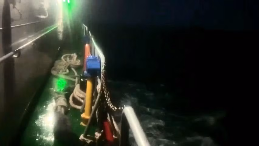 Nỗ lực tìm kiếm 15 thuyền viên trên tàu hàng bị chìm ở vùng biển Phú Quý -0