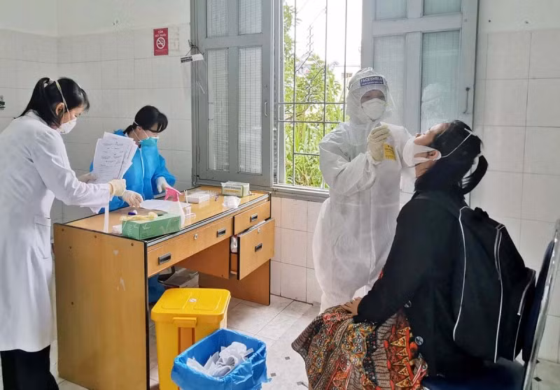 Lấy mẫu xét nghiệm nhanh Covid-19 tại Trung tâm Kiểm soát bệnh tật tỉnh Lâm Đồng.