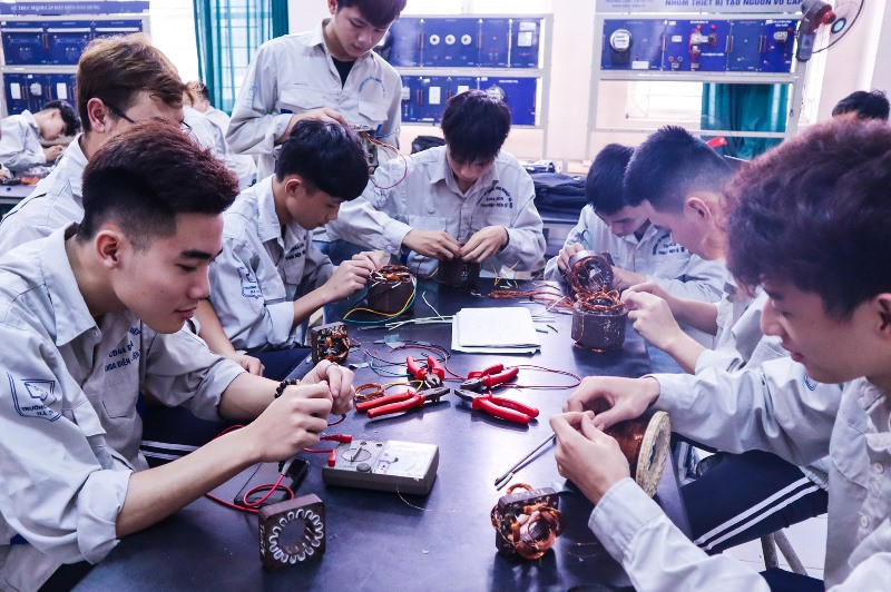 Học sinh Trường cao đẳng nghề Công nghiệp Hà Nội thực hành sửa chữa máy điện. Đẩy mạnh số hóa, đào tạo trực tuyến dạy nghề trong bối cảnh dịch bệnh -0