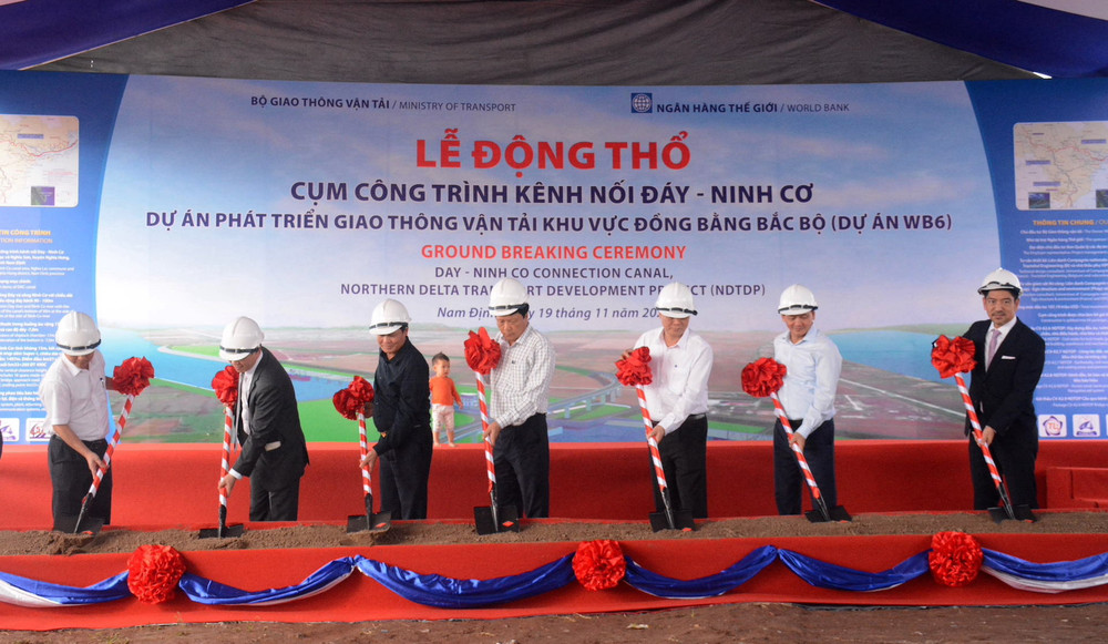 Các đại biểu động thổ Cụm công trình kênh nối Đáy - Ninh Cơ. (Ảnh: baochinhphu.vn) Những dự án giao thông trọng điểm được khánh thành, khởi công bất chấp đại dịch Covid-19 -0
