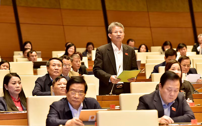 Ðại biểu Quốc hội tỉnh Quảng Trị phát biểu ý kiến tại hội trường. Ảnh: LÂM HIỂN