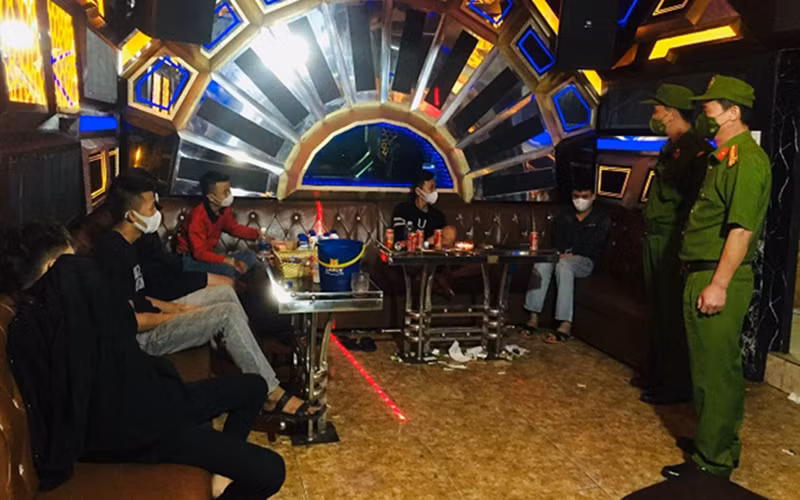 Công an lập biên bản xử lý chủ quán và các đối tượng vi phạm.