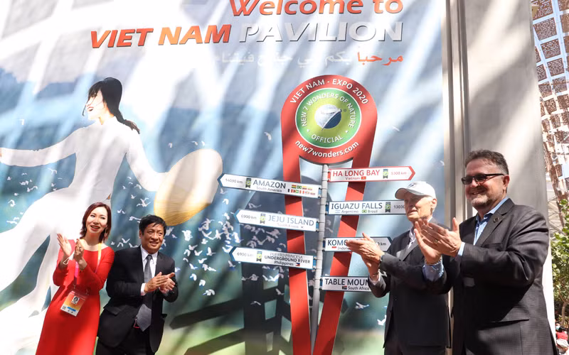 Đại sứ Nguyễn Mạnh Tuấn, Giám đốc Nhà Triển lãm Việt Nam Phùng Thị Thanh Thủy, Nhà sáng lập kiêm Chủ tịch Bernard Weber và Giám đốc Jean Paul De La Fuente của tổ chức 7 Kỳ quan mới của thế giới chứng kiến lễ ra mắt Cột mốc Kỳ quan mới của thế giới trong khuôn viên Nhà Triển lãm Việt Nam. (Ảnh: Bộ Văn hóa, Thể thao và Du lịch) 