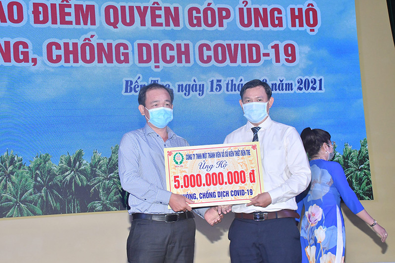 Đại diện Mặt trận Tổ quốc Việt Nam tỉnh Bến Tre nhận bảng tượng trưng tiền ủng hộ phòng, chống Covid-19. Bến Tre phát động quyên góp ủng hộ phòng, chống Covid-19 -0