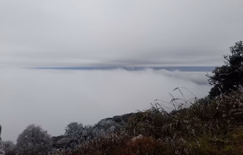 Băng giá phủ trắng xóa đỉnh Phja Oắc -0