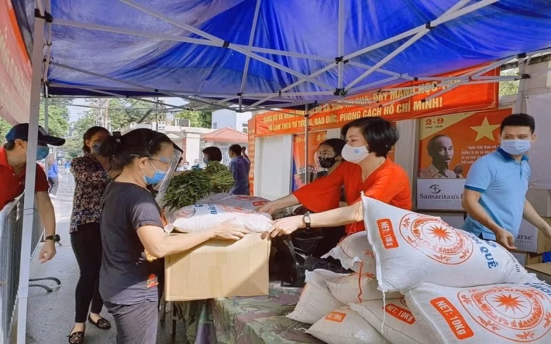 Hỗ trợ người lao động gặp khó khăn trong mùa dịch tại Hà Nội.