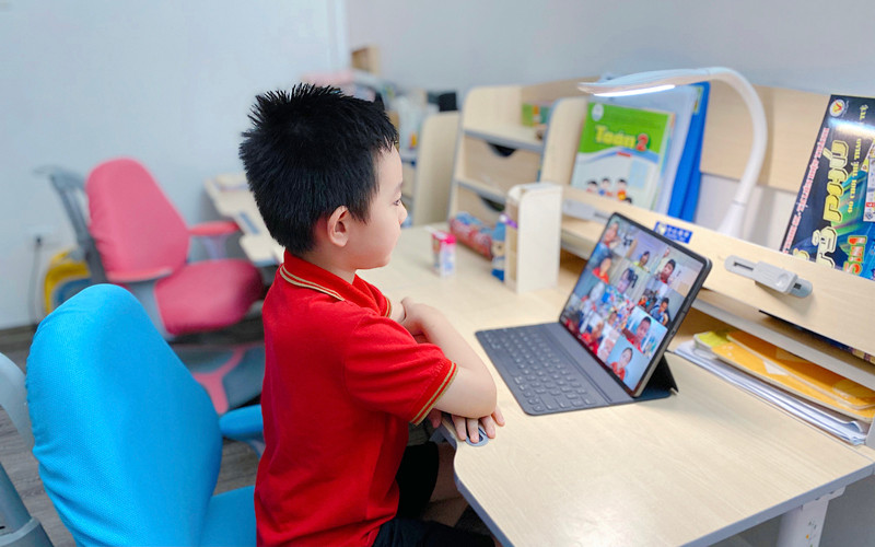 Học sinh Trường tiểu học Tràng An (quận Hoàn Kiếm, Hà Nội) trong giờ học trực tuyến.