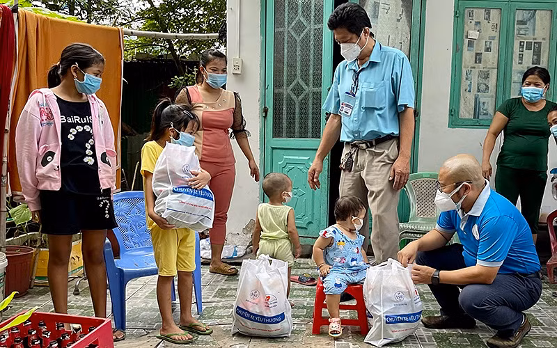 Đại diện Chương trình “Trung thu cho em” năm 2021 trao quà tặng thiếu nhi có hoàn cảnh khó khăn tại các khu nhà trọ trên địa bàn TP Thủ Đức.