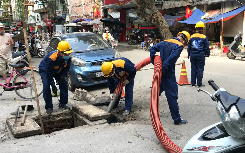 Công ty Thoát nước Hà Nội chủ động nạo vét hệ thống thoát nước. 
