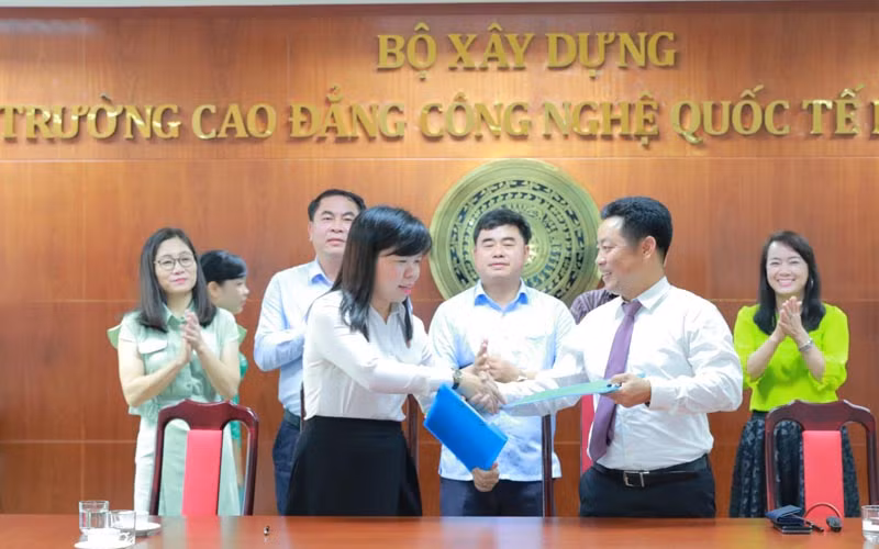 Bà Nguyễn Thị Ngọc Xuân, Bí thư Tỉnh Đoàn Bình Dương và ông Nguyễn Khánh Cường Hiệu trưởng Trường Cao đẳng Công nghệ Quốc tế LIlAMA2 ký thỏa thuận hợp tác