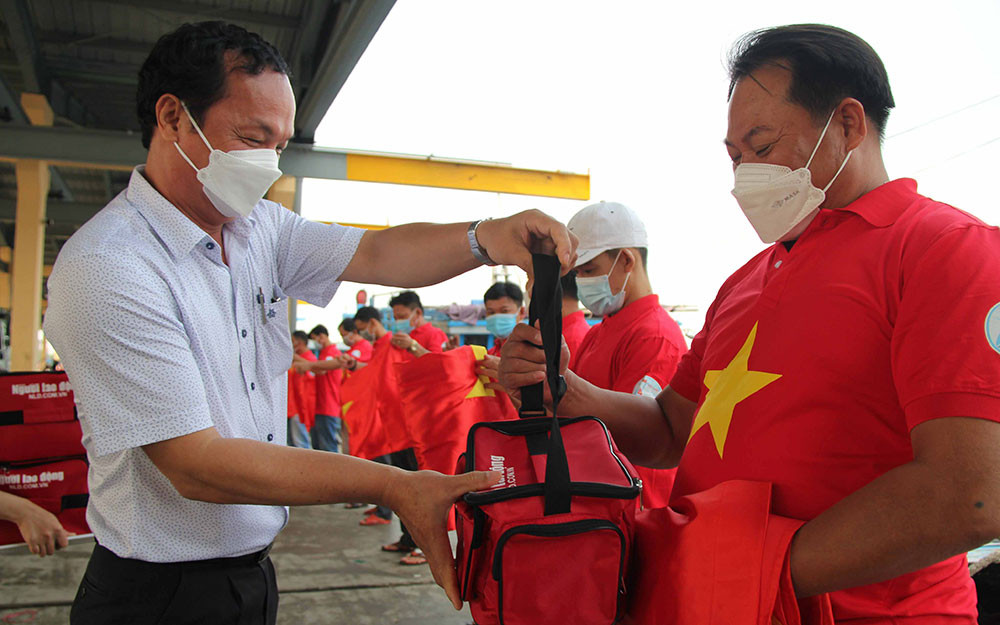 Hỗ trợ túi xách y tế cho ngư dân. Trao tặng 10.000 lá cờ cho ngư dân Đà Nẵng -0