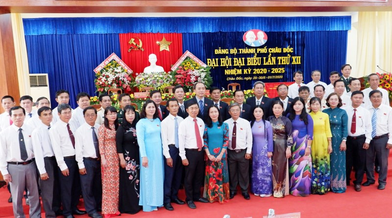 Ban Chấp hành Đảng bộ TP Châu Đốc nhiệm kỳ 2020-2025 ra mắt đại biểu.