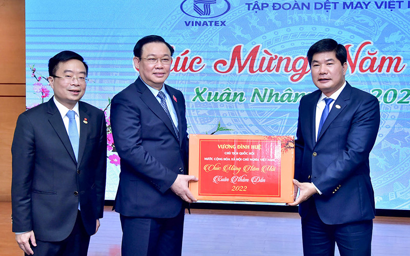 Chủ tịch Quốc hội Vương Đình Huệ tặng quà nhân dịp đầu Xuân Nhâm Dần cho Tập đoàn Dệt May Việt Nam. (Ảnh: Duy Linh) Ngành dệt may trong khó khăn càng có sức bật mãnh liệt, gặt hái những thành công mới -0