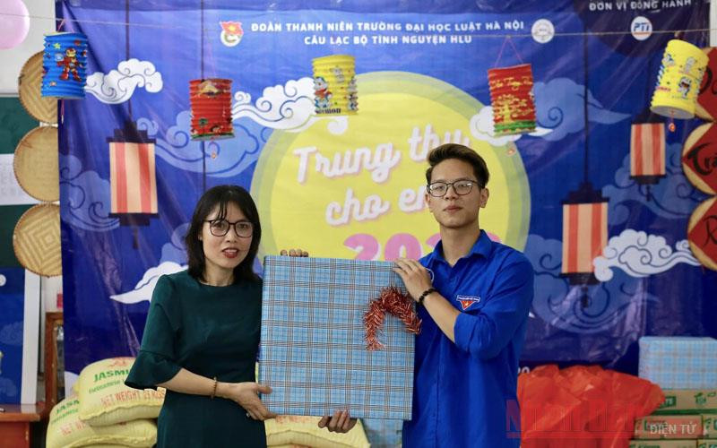 Đại diện Câu lạc bộ Tình nguyện Trường Đại học Luật Hà Nội trao quà cho giáo viên đại diện Trung tâm.(Ảnh: Mai Chinh) Sinh viên Đại học Luật Hà Nội mang Tết Trung thu ấm áp tới các em nhỏ kém may mắn -0