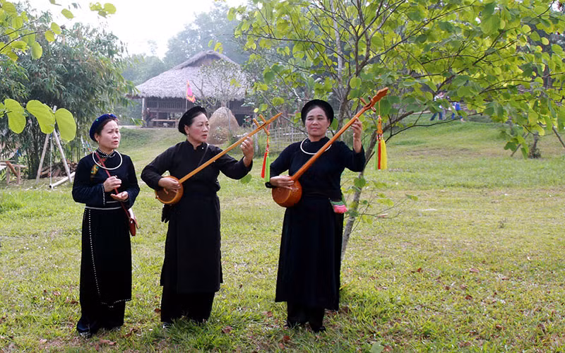 Trình diễn Then. Ảnh: KHIẾU MINH