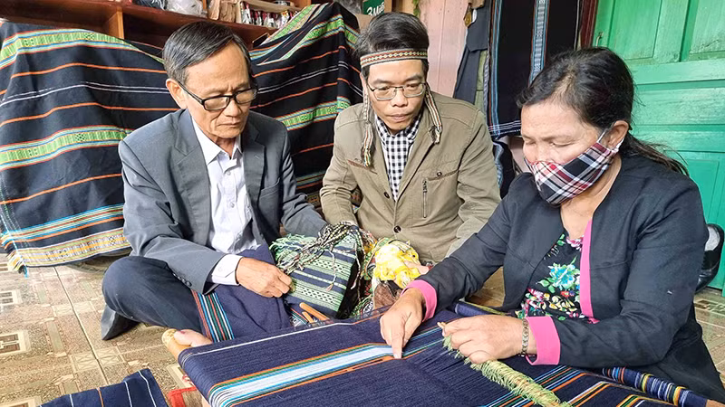Dệt thổ cẩm truyền thống của đồng bào dân tộc bản địa nam Tây Nguyên.
