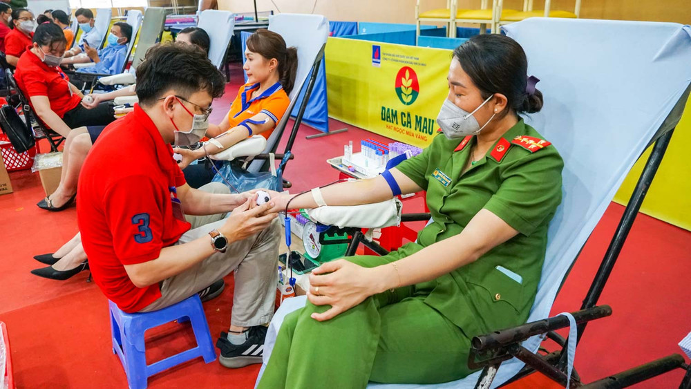Nhiều người tham gia hiến máu tại chương trình Hành trình Đỏ lần thứ 10 tại Cà Mau. Hành trình Đỏ năm 2022 đặt mục tiêu tiếp nhận 120.000 đơn vị máu -0