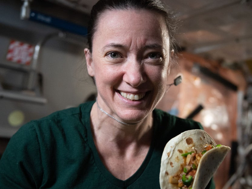 Phi hành gia Megan McArthur với món bánh taco. (Ảnh: NASA) Ớt trồng trong không gian của NASA phá vỡ hai kỷ lục thế giới -0