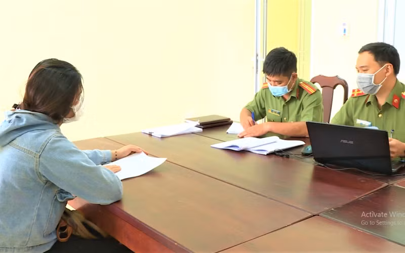Cán bộ Phòng An ninh mạng và phòng, chống tội phạm sử dụng công nghệ cao, Công an tỉnh Đắk Lắk làm việc với chị P.