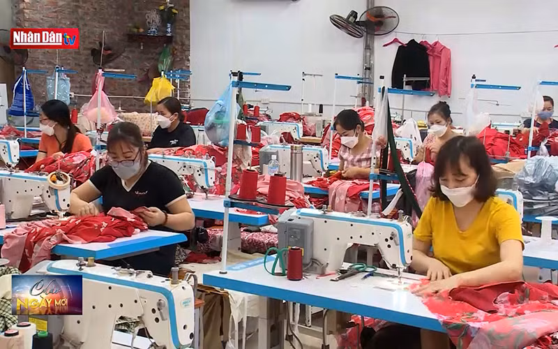 Giá cả leo thang, người lao động thắt chặt chi tiêu