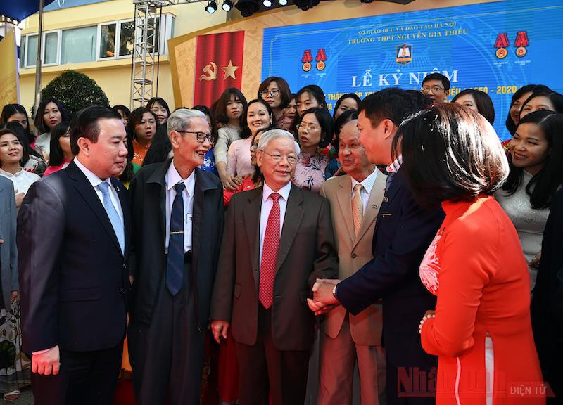 Tổng Bí thư, Chủ tịch nước Nguyễn Phú Trọng với các đại biểu tại lễ kỷ niệm. Tổng Bí thư, Chủ tịch nước Nguyễn Phú Trọng dự Lễ kỷ niệm 70 năm thành lập Trường Nguyễn Gia Thiều -0