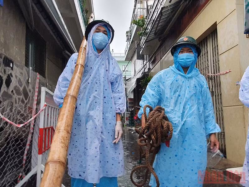 Hàng chục cán bộ chiến sĩ chằng chống nhà giúp dân khu vực phong tỏa cứng -0