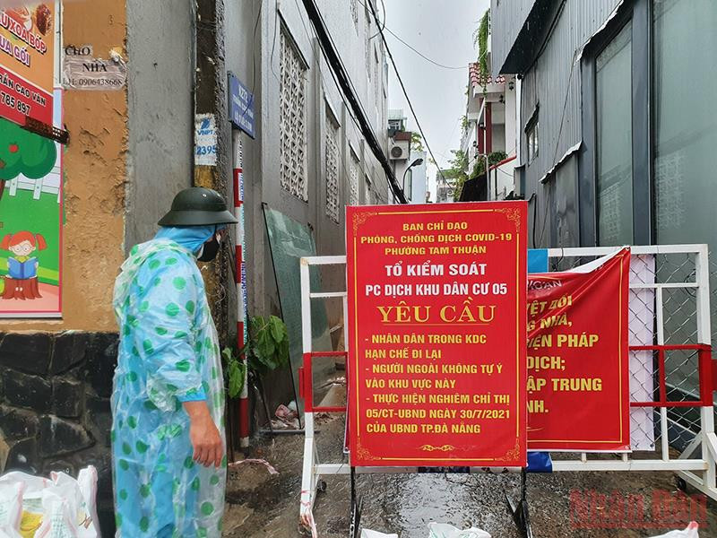 Đây là khu vực vùng đỏ hiện đang được cách ly, phong tỏa cứng để phòng, chống dịch Covid-19. Hàng chục cán bộ chiến sĩ chằng chống nhà giúp dân khu vực phong tỏa cứng -0