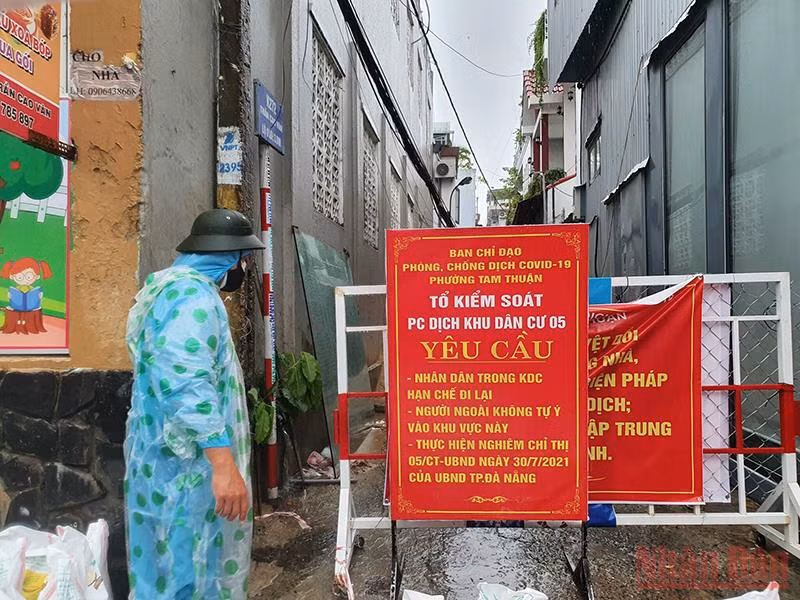 Hàng chục cán bộ chiến sĩ chằng chống nhà giúp dân khu vực phong tỏa cứng -0