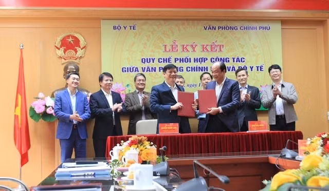 Hai bộ trưởng đã ký kết Quy chế phối hợp công tác giữa Văn phòng Chính phủ và Bộ Y tế. 