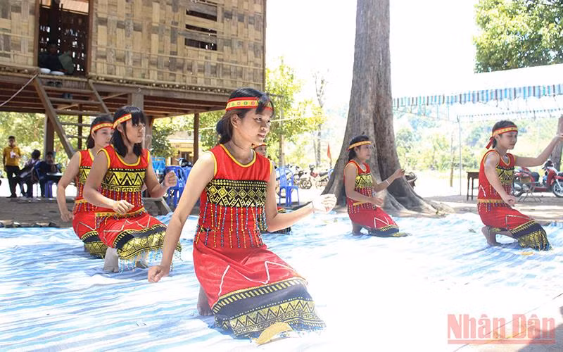 Mô hình du lịch homestay kết hợp trải nghiệm văn hóa Raglai ở huyện Bác Ái thu hút nhiều du khách đến thưởng lãm. 