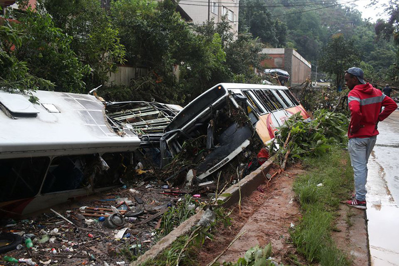 Những chiếc xe buýt bị hỏng trôi dạt vào ven đường. (Ảnh: Reuters) Brazil -1