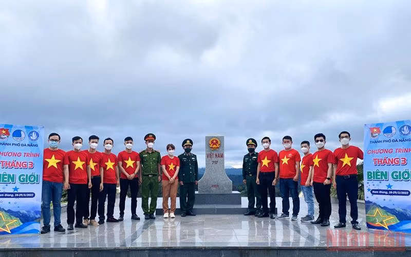 Lễ chào cờ tại cột mốc 717.