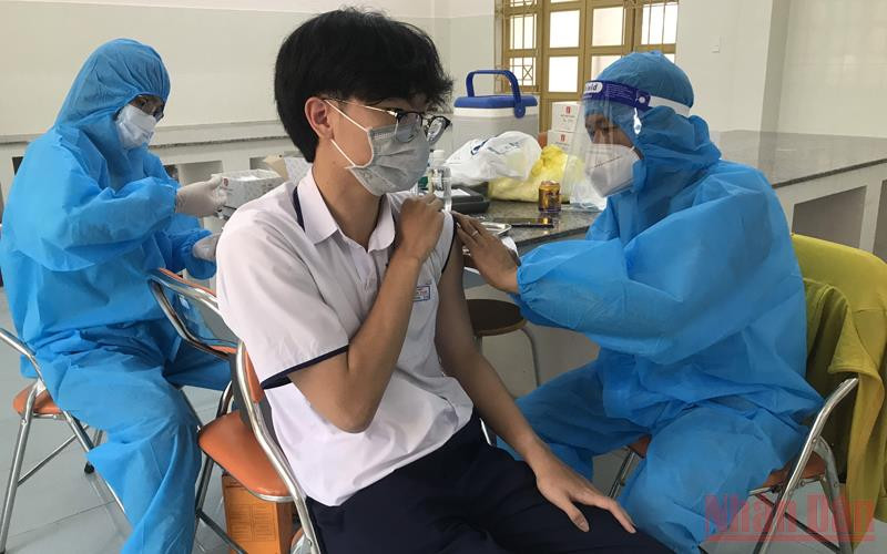 Tiêm vaccine Covid-19 cho các em học sinh Trường trung học cơ sở và trung học phổ thông Liên Việt Kon Tum. Gần 66 nghìn học sinh từ 12-17 tuổi tại Kon Tum được tiêm vaccine Covid-19 -0