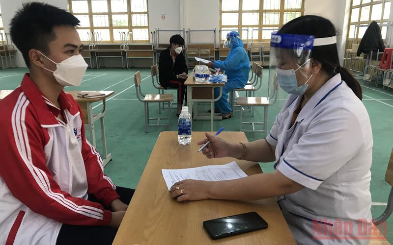 Khám sàng lọc cho các em học sinh trước khi tiêm vaccine Covid-19. Gần 66 nghìn học sinh từ 12-17 tuổi tại Kon Tum được tiêm vaccine Covid-19 -0