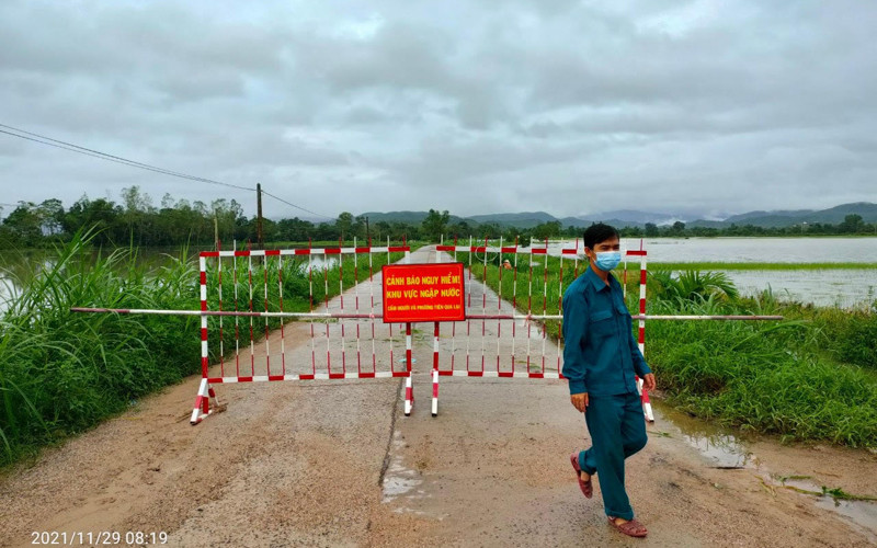 Tuyến đường từ Phước Lộc, Xuân Quang 3 đi A20 xã Xuân Phước bị ngập sâu hơn 1m, địa phương đã dựng biển cấm người và phương tiện qua lại. Nhiều nơi ngập sâu, huyện Đồng Xuân sẵn sàng phương án di dời dân -0