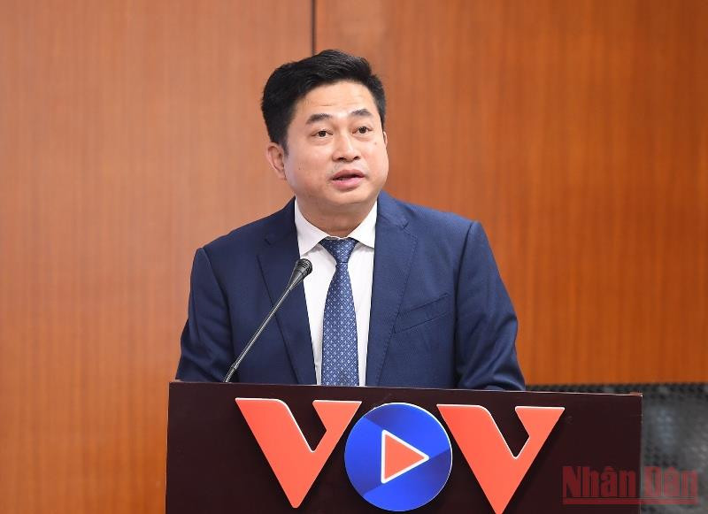 Ông Đinh Hoàng Linh, Vụ trưởng Vụ Thông tin văn hóa, Ủy ban Nhà nước về người Việt Nam ở nước ngoài. Trao giải cuộc thi kiều bào hát dân ca trên Đài Tiếng nói Việt Nam (VOV) -0