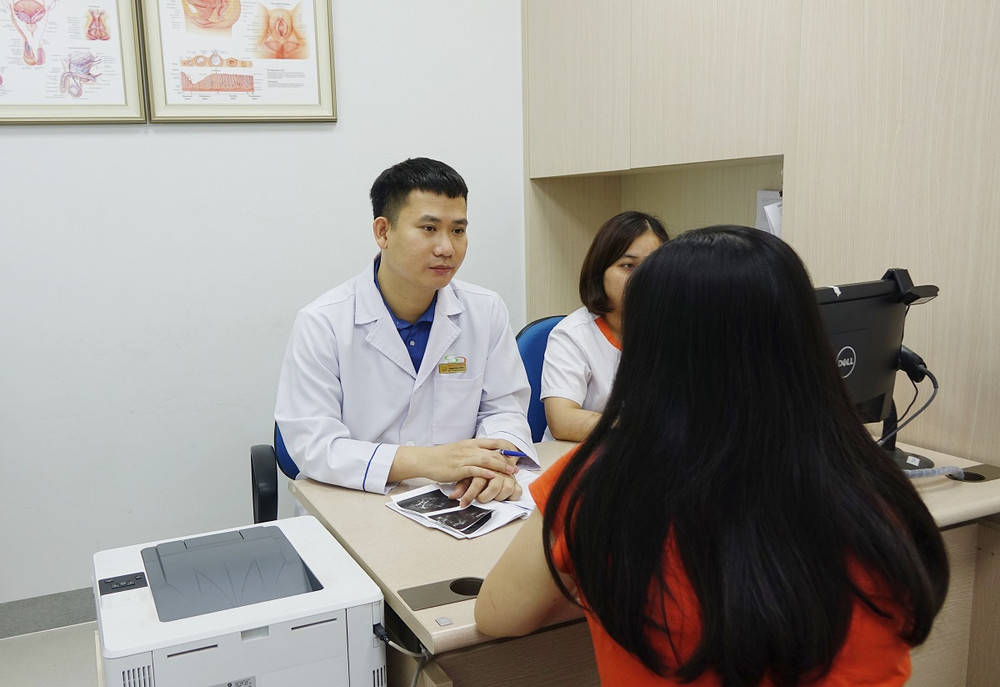 Bác sĩ Phạm Văn Hưởng (Trưởng khoa Khám bệnh) khám, tư vấn cho bệnh nhân. Kỳ diệu sinh con khỏe mạnh dù mẹ mang gien bệnh hemophilia -0